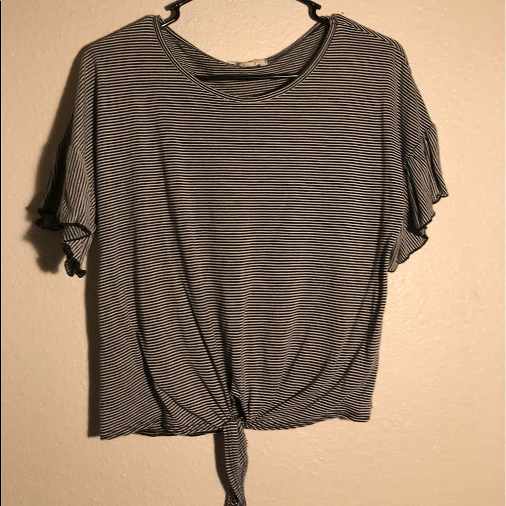 Kinda cropped tied white and black stripped shirt